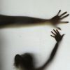 Mulher é vítima de estupro coletivo dentro da própria casa; seguranças do condomínio e fotógrafo são denunciados vitima1